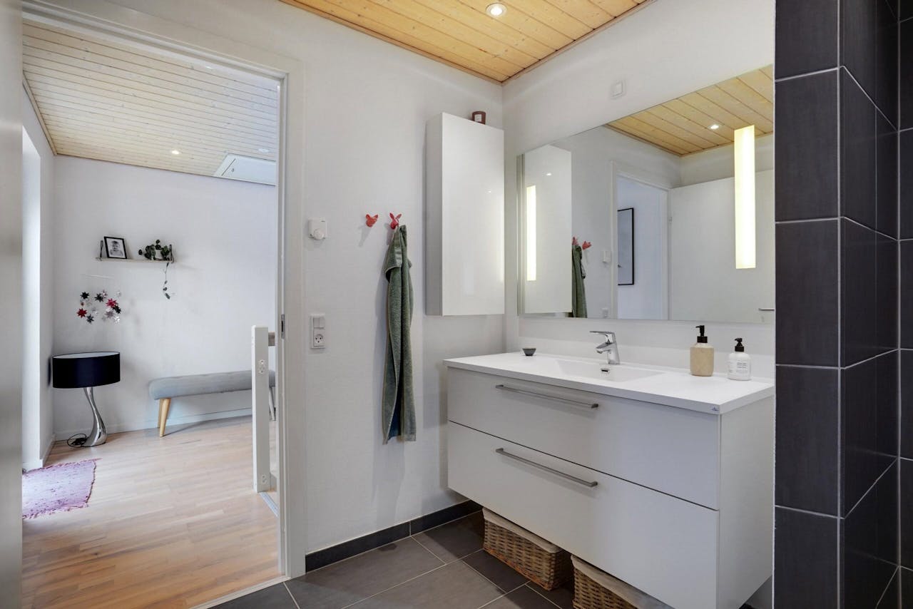 Modern bathroom interior in Oulu, Finland, showcasing minimal and elegant Scandinavian design elements.